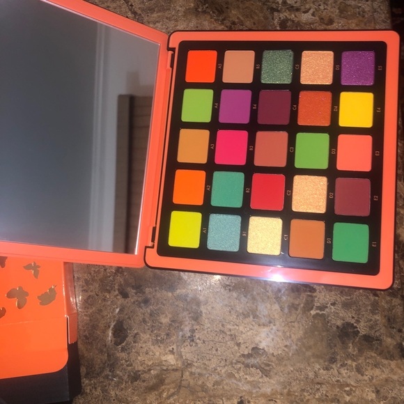 *NEW* ABH NORVINA Vol 3 Vegan Eyeshadow Palette! Rainbow Orange Green Blue - Picture 1 of 10